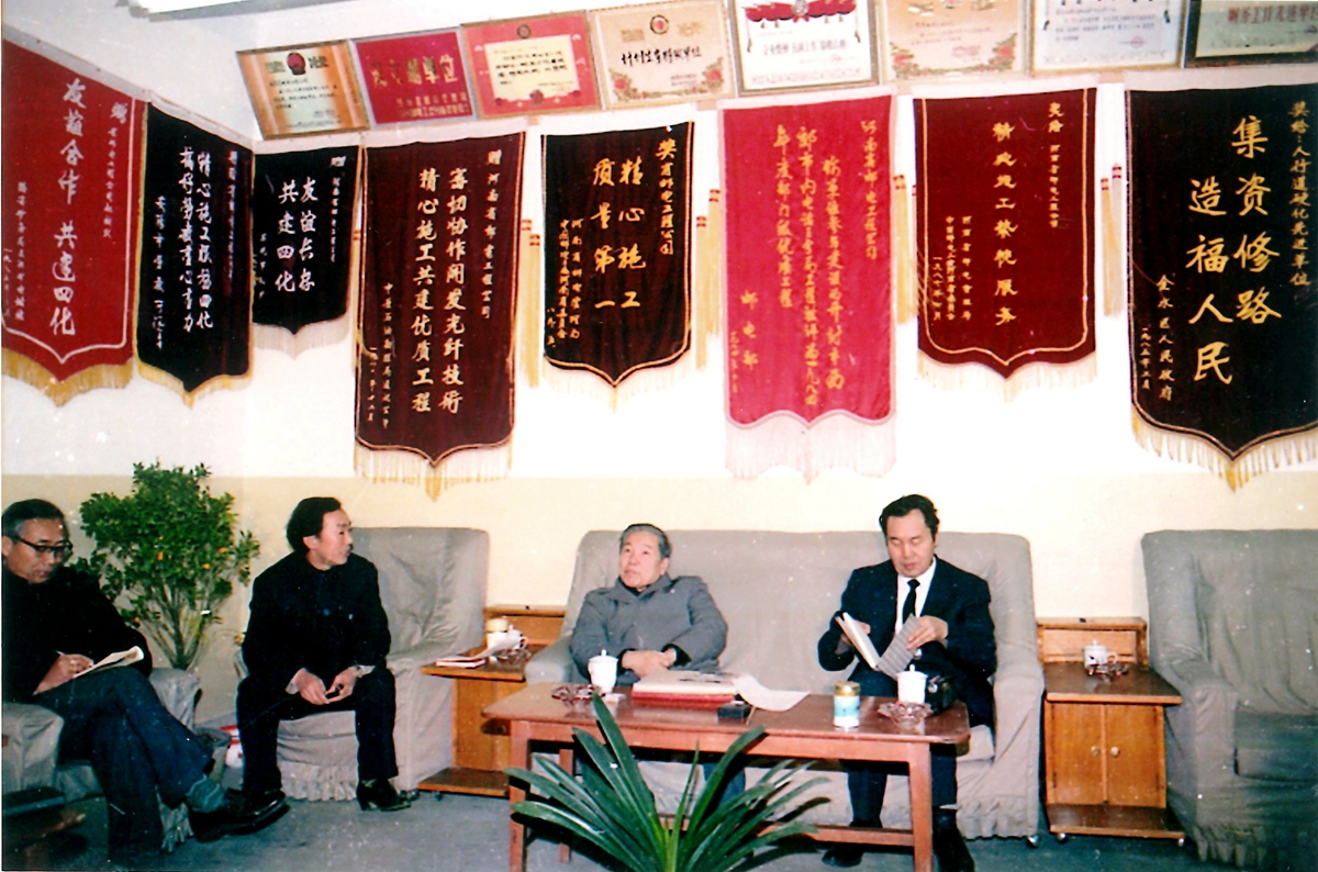 1990年，時(shí)任郵電部部長(zhǎng)楊泰芳（中）蒞臨公司考察指導(dǎo)工作，省局領(lǐng)導(dǎo)師繼先（右）、公司領(lǐng)導(dǎo)鄭方中（左）在匯報(bào)工作。.jpg