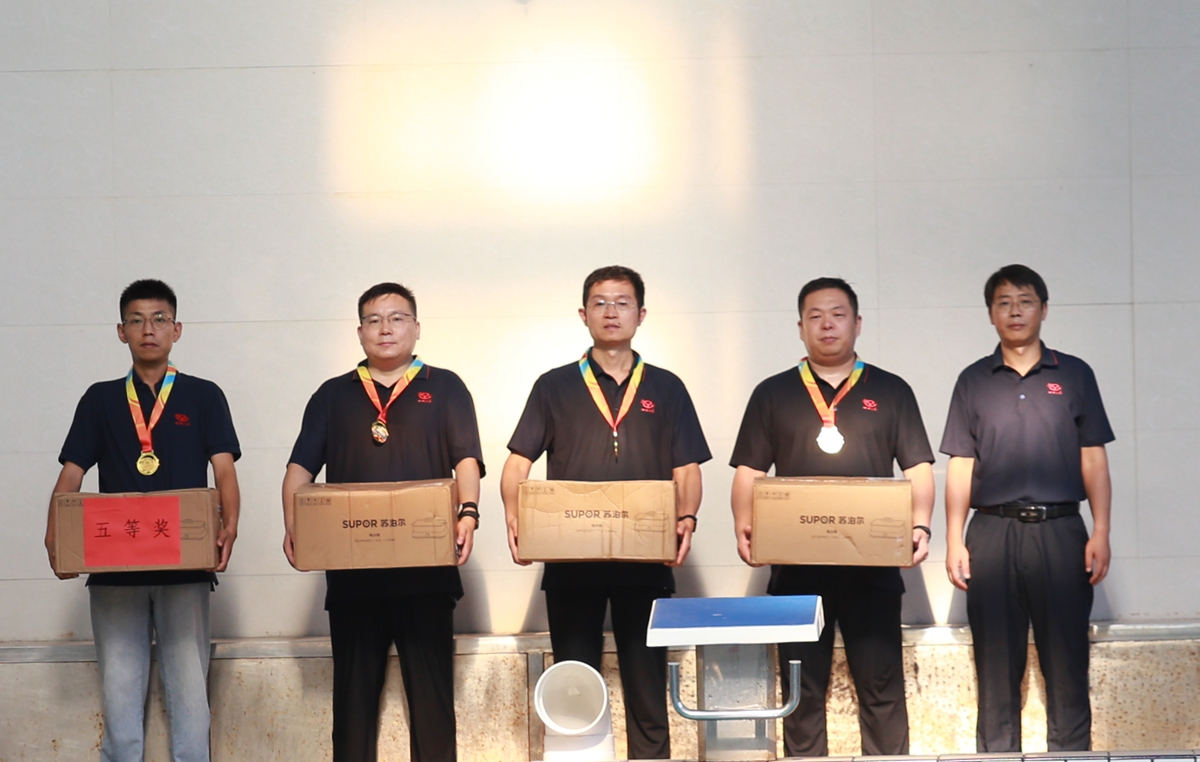 04-公司總工程師楊祥強為榮獲個人項目第五名的：第一工程公司謝瀟劍、洛陽分公司孫攀鋒、項目管理部魏洪峰、駐馬店分公司頓健楠 頒獎表彰.JPG