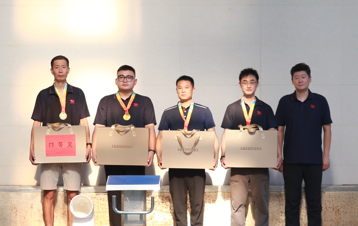 05-公司工會主席、副總經(jīng)理彥祺為榮獲個人項目第四名的：中誠服務(wù)公司劉海青、信陽分公司倪國寶、焦作分公司何博博、福之匯公司侯松波 頒獎表彰.JPG