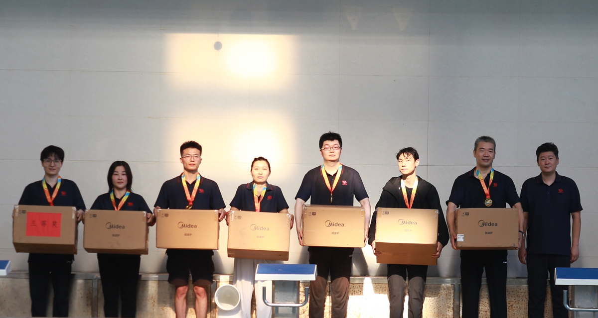 06-公司工會主席、副總經(jīng)理彥祺為榮獲個人項目第三名的：投標中心王潤龍、中誠服務(wù)公司邵巍、信息通信設(shè)計院張宇、焦作分公司劉杰、研發(fā)二中心海天陽、正華電訊公司董佳藝、商務(wù)部張瑞通 頒獎表彰.JPG