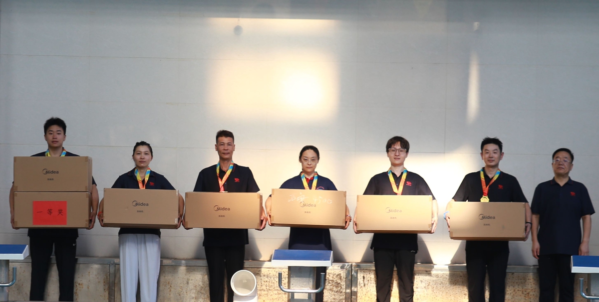 08-公司副總經(jīng)理辛改成為榮獲個人項目第一名的：第一工程公司孫奧、焦作分公司劉杰、中誠服務(wù)公司余林、平頂山分公司朱筱萌、投標中心王潤龍、福之匯公司李森 頒獎表彰.JPG